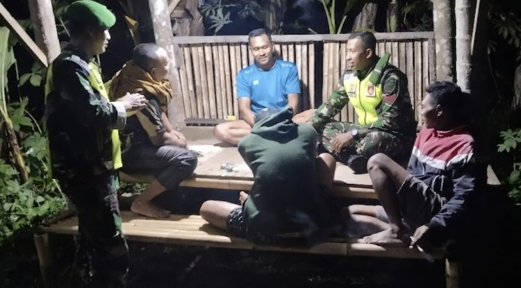 Babinsa Cek Pos Siskamling Desa Karangjambe Pastikan Keamanan Warga Tetap Terjaga