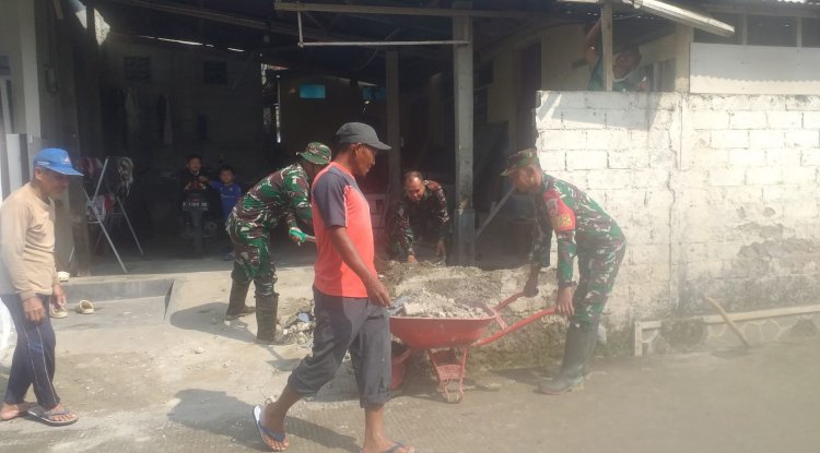 Babinsa Koramil 13 Banjarmangu Sigap Bantu Warga Bangun RTLH