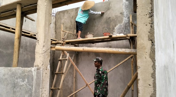 Babinsa Koramil 01 Banjarnegara Awasi Pembangunan KDKMP di Desa Tlagawera