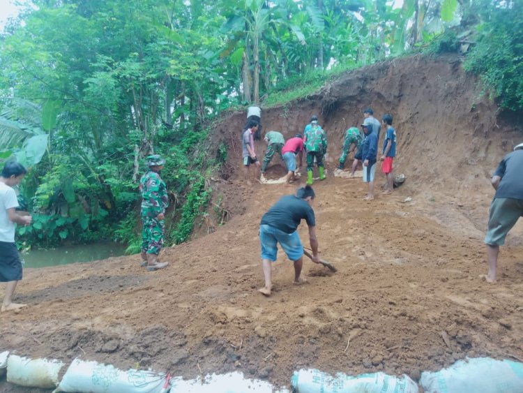 Koramil 08 Purwanegara melaksanakan kerja bakti pelebaran jalan usaha tani