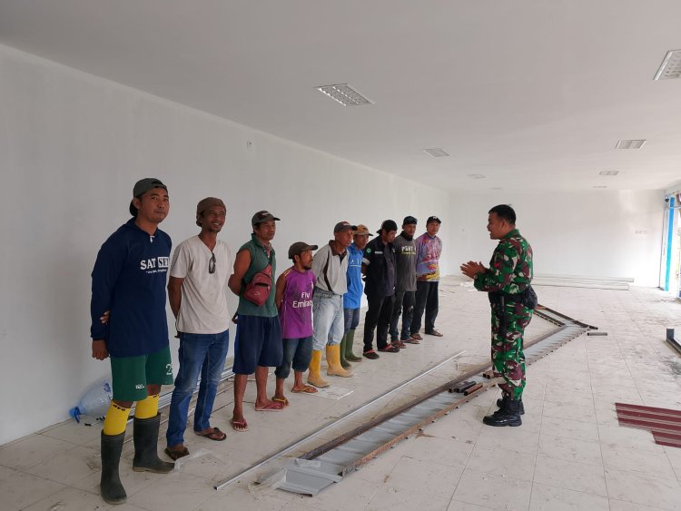 Babinsa Gumingsir Beri Motivasi Tukang Pembangunan KDKMP Masuki Tahap Finishing