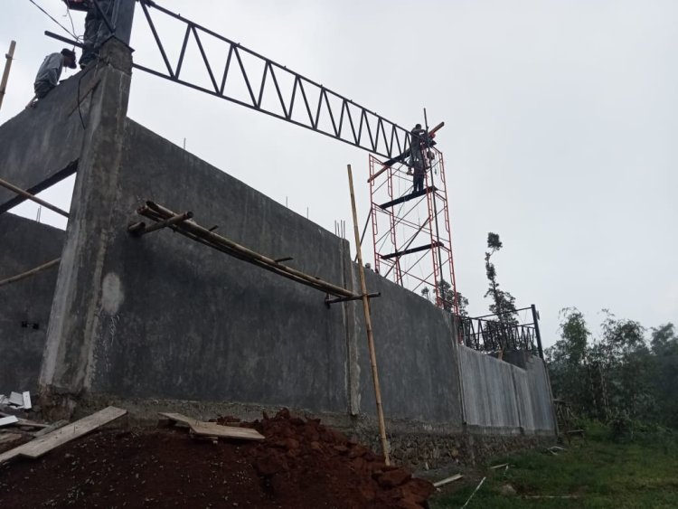 Pembangunan KDKMP di Desa Kertosari Masuki Tahap Pemasangan Rangka Atap