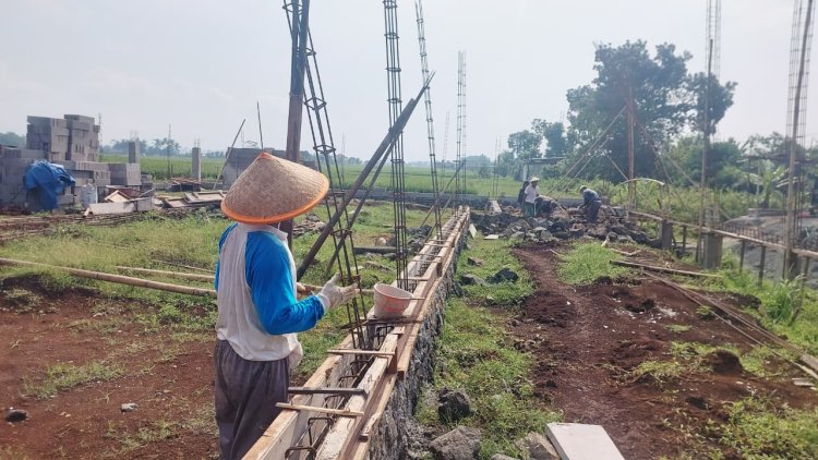 Babinsa Koramil 07 Mandiraja Dampingi Pengecoran Kolom Pembangunan KDKMP