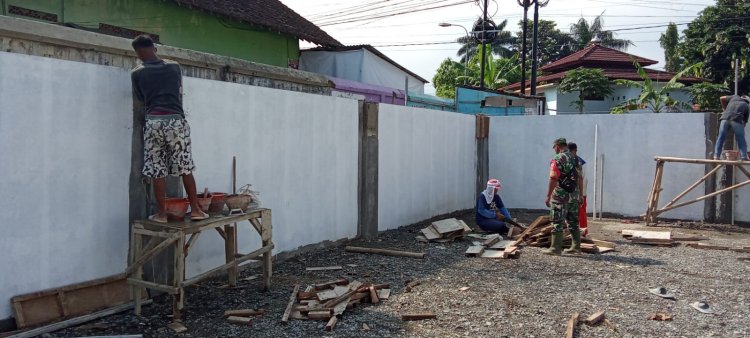 Babinsa Awasi Pengerjaan Acian Kolom dan Sponengan Dinding KDKMP