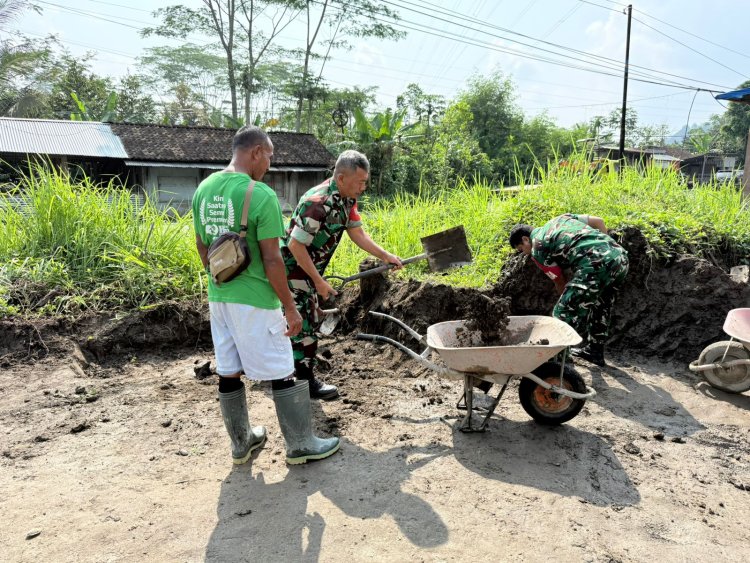 Babinsa Dampingi Progres Pengacian Dinding dan Leveling Tanah KDKMP di Desa Randegan