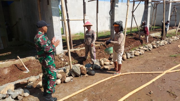 Babinsa Koramil 07 Mandiraja Awasi Pembangunan KDKMP di Desa Panggisari