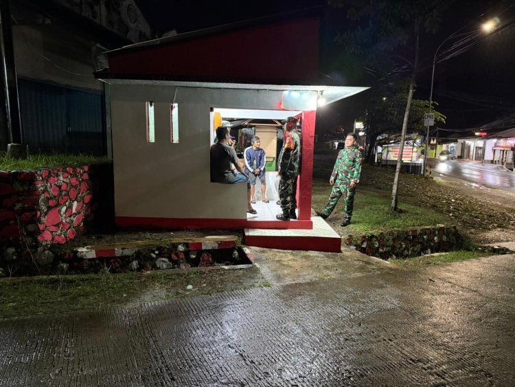 Anggota Koramil 12 Sigaluh Patroli Siskamling Bersama Warga Cegah Gangguan Kamtibmas
