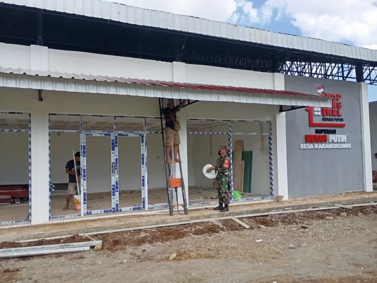 Babinsa Koramil 03 Wanadadi Dampingi Pembangunan KDKMP Desa Karangkemiri