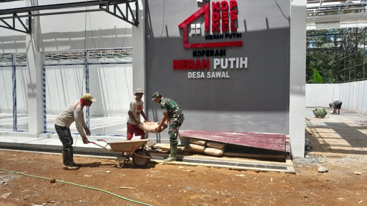 Babinsa Koramil 12 Sigaluh Dampingi Pembangunan KDKMP Desa Sawal