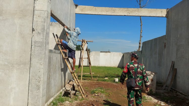 Di Antara Debu dan Semen Babinsa Dampingi Progres KDKMP Desa Panggisari
