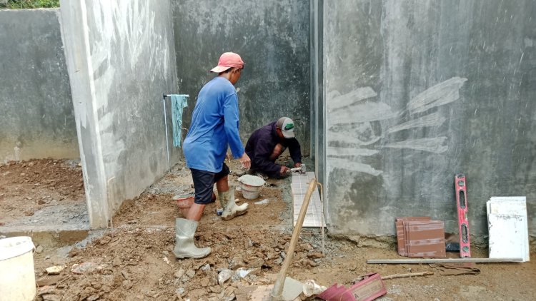Keramik Mulai Terpasang KDKMP Purwasana Kian Menampakkan Wajah Akhir