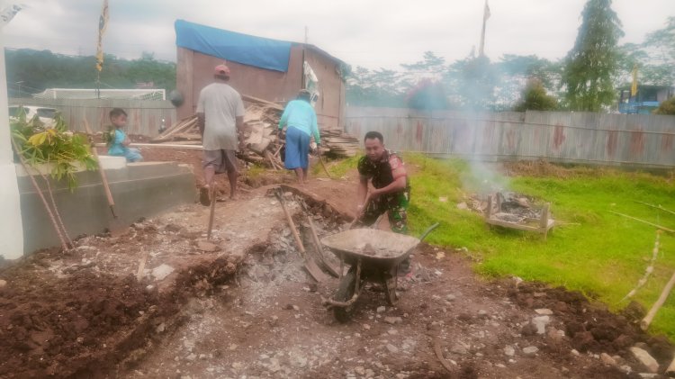 Babinsa Dampingi Pembangunan KDKMP Desa Bandingan Fokus Pengerjaan Saluran Keliling
