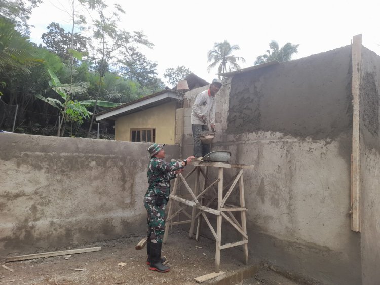 Babinsa Koramil 14 Madukara Awasi Pembangunan KDKMP di Desa Gununggiana