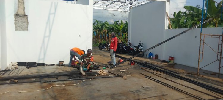 Babinsa Koramil 11 Punggelan Awasi Pembangunan KDKMP di Desa Tribuana