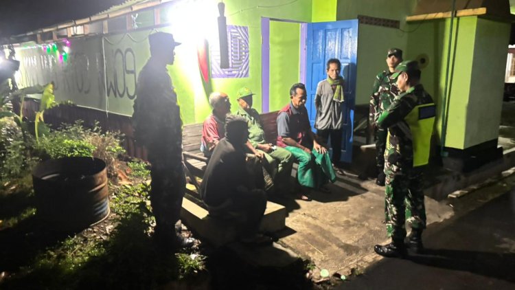 Babinsa Koramil 02 Klampok Bersama Satuan Linmas Dan Banser Aktif Dalam Kegiatan Siskamling