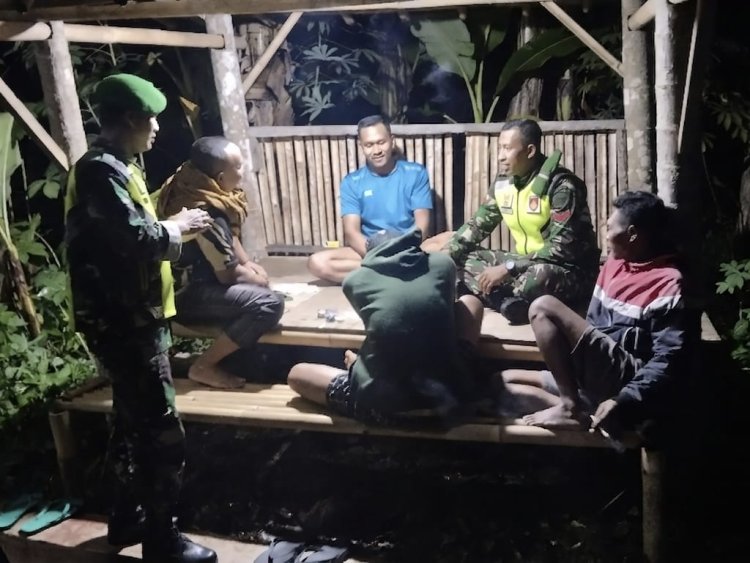 Babinsa Cek Pos Siskamling Desa Karangjambe Pastikan Keamanan Warga Tetap Terjaga