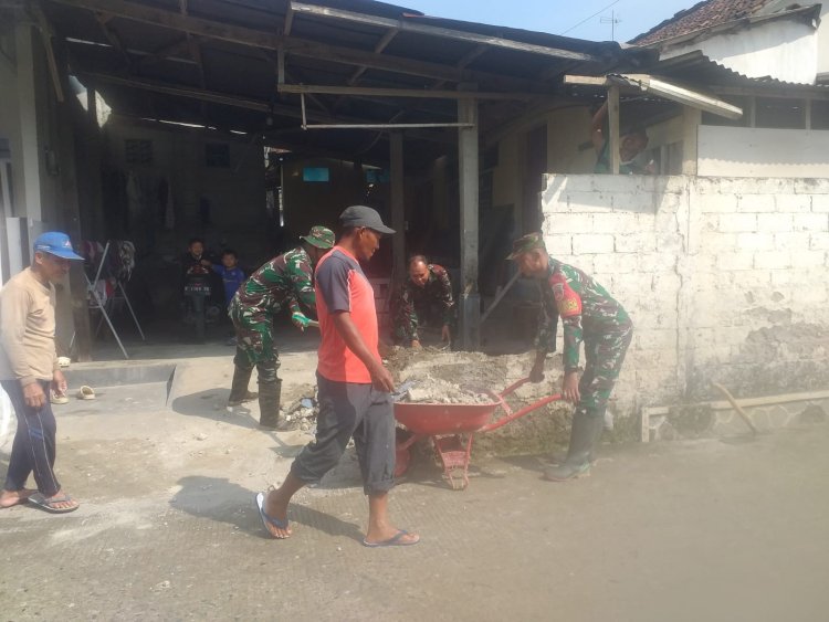 Babinsa Koramil 13 Banjarmangu Sigap Bantu Warga Bangun RTLH