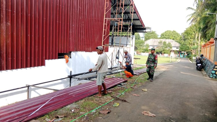 Babinsa Koramil 11 Punggelan Awasi Pembangunan KDKMP di Desa Danakerta