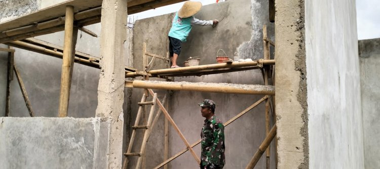 Babinsa Koramil 01 Banjarnegara Awasi Pembangunan KDKMP di Desa Tlagawera