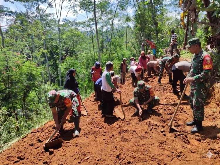 Babinsa Koramil 16 Pejawaran Turun Langsung ke Lapangan Melaksanakan Kerja Bakti