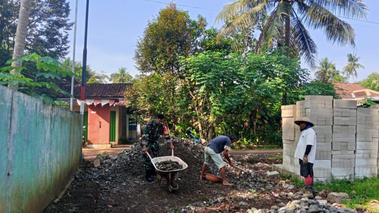 Babinsa Koramil 07 Mandiraja Awasi Pembangunan KDKMP di Desa Somawangi