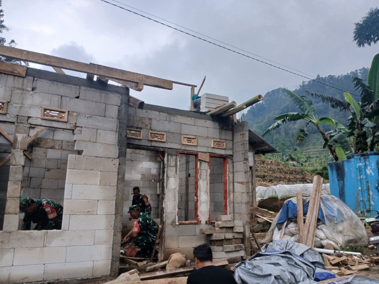 Anggota Koramil 17 Wanayasa Kerja Bakti Bantu pembangunan RTLH