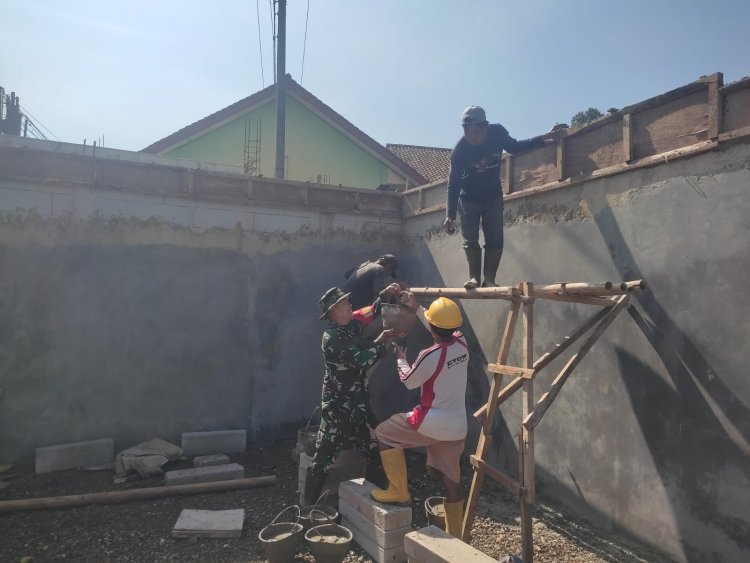 Babinsa Koramil 12 Sigaluh Dampingi Pembangunan KDKMP di Desa Singamerta