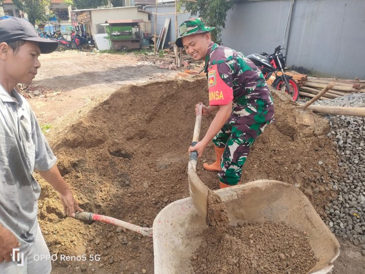 Babinsa Koramil 12 Sigaluh Awasi Pembangunan KDKMP di Kelurahan Kalibenda