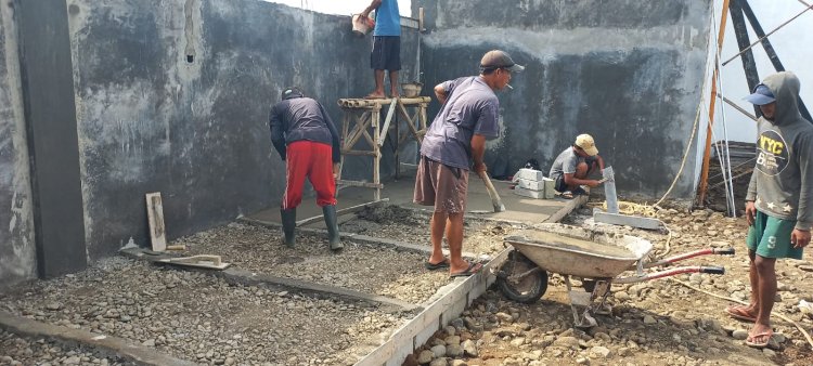 Babinsa Koramil 15 Rakit Awasi Pembangunan KDKMP di Desa Adipasir