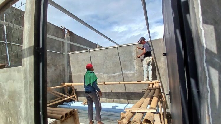 Babinsa Koramil 11 Punggelan Awasi Pembangunan KDKMP di Desa Tanjungtirta