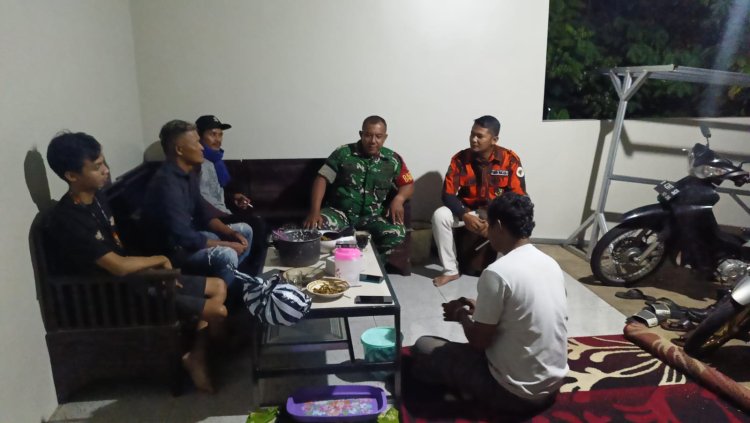 Babinsa Koramil 11 Punggelan Bersama Ormas Dan Warga Laksanakan Patroli Malam Hari