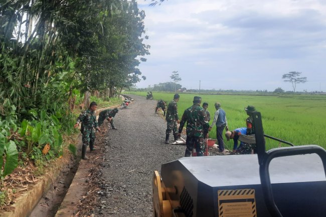 Koramil 03 Wanadadi Bantu Pengaspalan Jalan Usaha Tani di Gumingsir