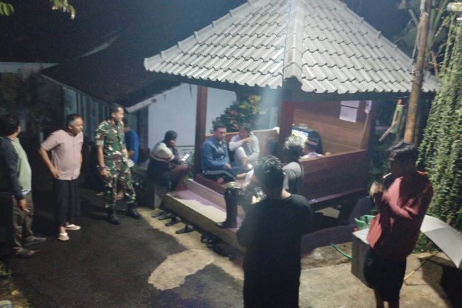 Anggota Koramil 12 Sigaluh Patroli Siskamling Bersama Warga Cegah Gangguan Kamtibmas