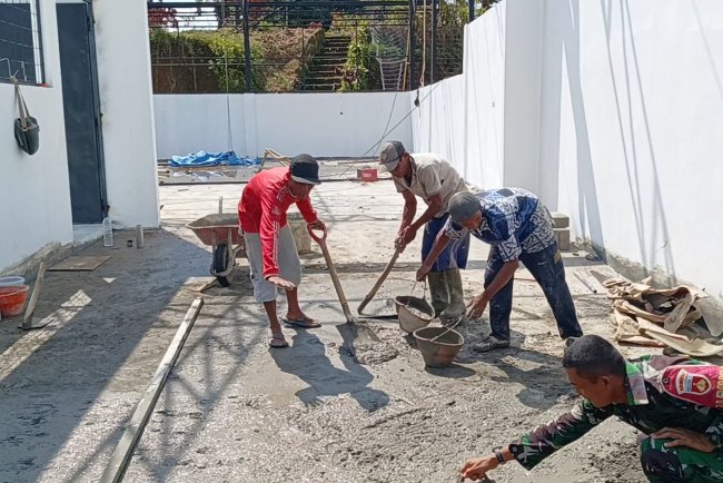 Babinsa Koramil 11 Punggelan Awasi Pembangunan KDKMP di Desa Petuguran