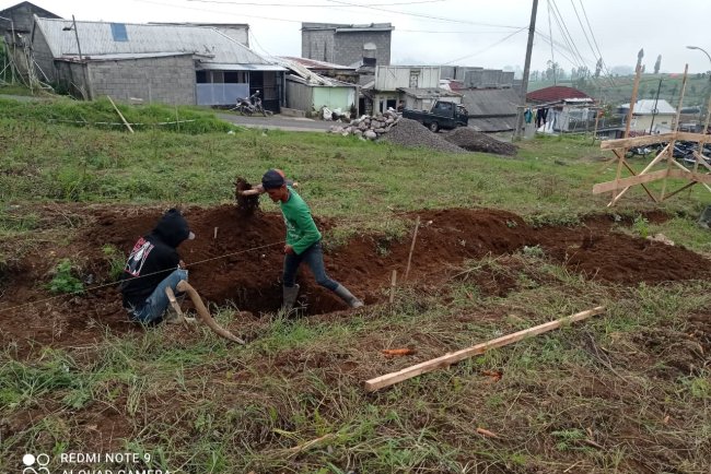 Babinsa Koramil 05 Batur Awasi Penggalian Pondasi KDKMP di Desa Pekasiran