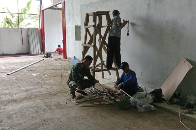 Babinsa Koramil 11 Punggelan Awasi Pembangunan KDKMP di Desa Purwasana