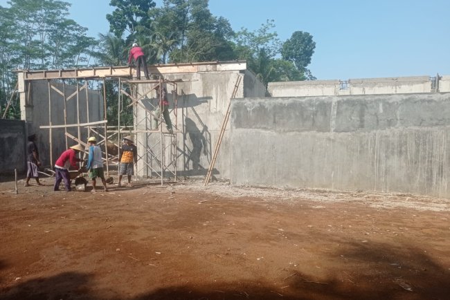 Babinsa Punggelan Dampingi Pengecoran Ring Balok KDKMP di Desa Sawangan