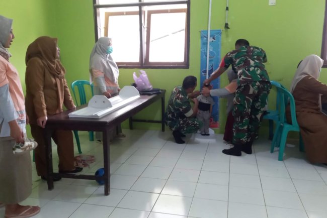 Babinsa Koramil 04 Karangkobar Dampingi Kegiatan Posyandu Balita di Desa Binaan