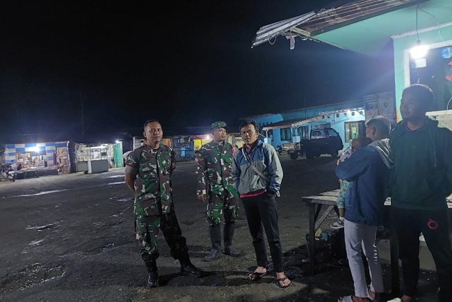 Babinsa Koramil 17 Wanayasa Menciptakan Kondusifitas Lingkungan dengan melaksanakan Patroli Malam