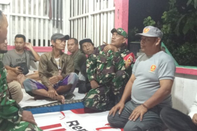 Babinsa Laksanakan Pos Kamling dan Patroli Bersama Masyarakat