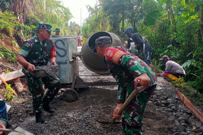 Anggota Koramil 10 Bawang Bantu Cor Jalan Usaha Tani di Desa Majalengka