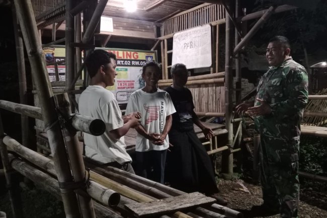 Battituud Koramil 02 Klampok Bersama Warga Masyarakat Melaksanakan Kegiatan Siskamling