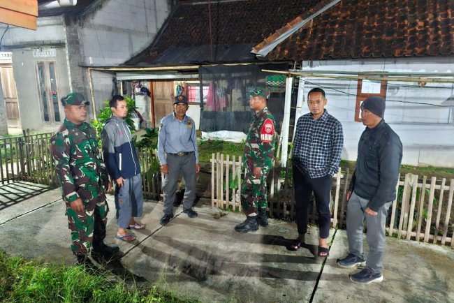 Babinsa Koramil 04 Karangkobar Melaksanakan Patroli Siskamling Bersama Linmas Dan Warga
