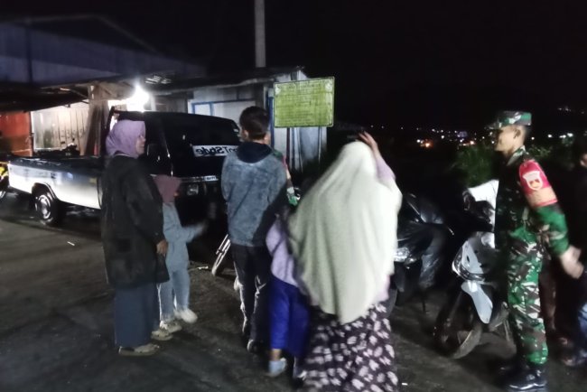 Pastikan Keamanan Wilayah Babinsa Rutin Laksanakan Patroli Malam