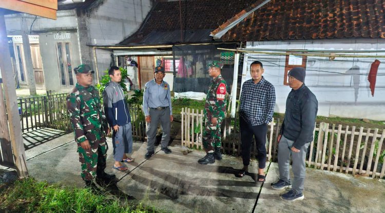 Babinsa Koramil 04 Karangkobar Melaksanakan Patroli Siskamling Bersama Linmas Dan Warga