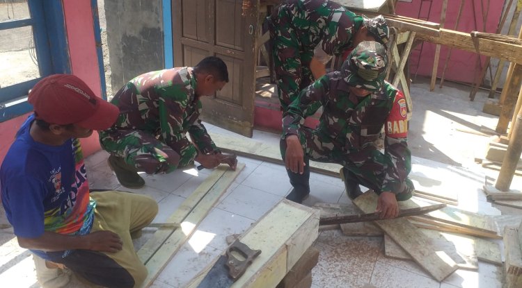 Babinsa Koramil 13 Banjarmangu Sigap Bantu Warga Bangun RTLH