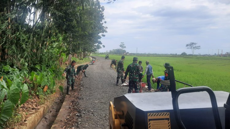 Koramil 03 Wanadadi Bantu Pengaspalan Jalan Usaha Tani di Gumingsir