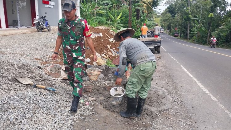 Babinsa Koramil 12 Sigaluh Awasi Pembangunan KDKMP di Desa Sigaluh