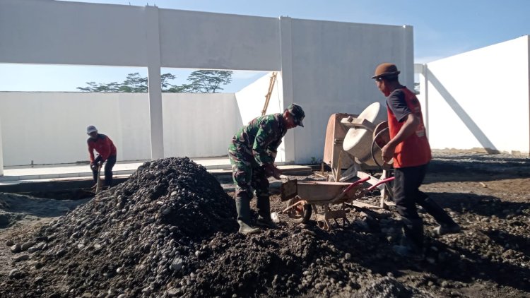 Babinsa Sigaluh Awasi Pembangunan KDKMP Desa Tunggara