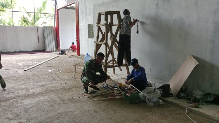 Babinsa Koramil 11 Punggelan Awasi Pembangunan KDKMP di Desa Purwasana